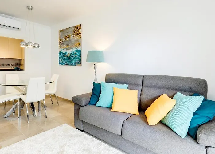 Cozy Overlooking Estepona's Marina! アパート