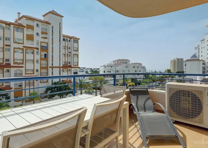 Cozy Overlooking Estepona's Marina! * エステポナ