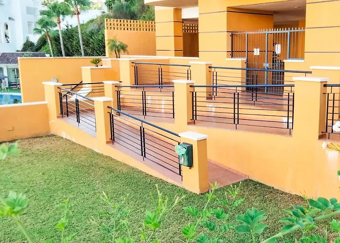 Cozy Overlooking Estepona's Marina! アパート *