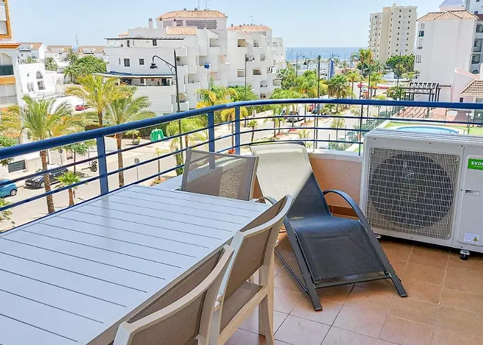 Cozy Overlooking Estepona's Marina! アパート エステポナ