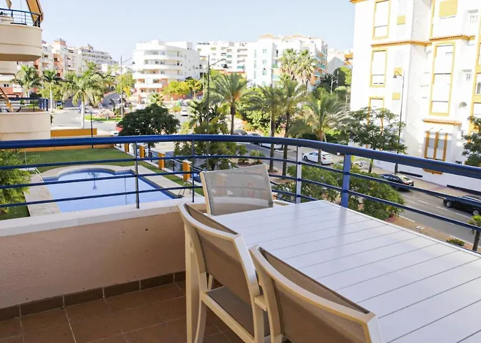 Cozy Overlooking Estepona's Marina! アパート *