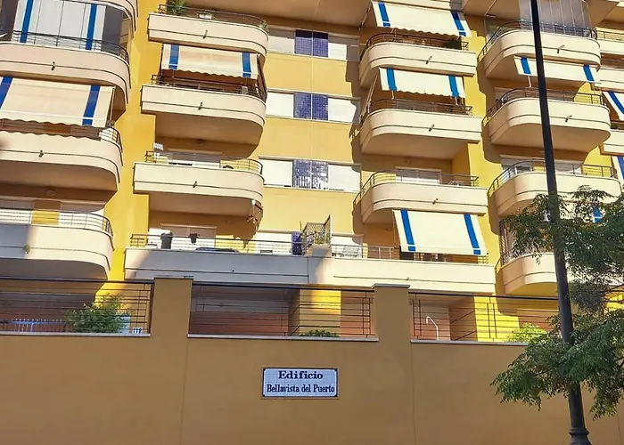 Cozy Overlooking Estepona's Marina! エステポナ