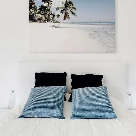 Cozy Overlooking Estepona's Marina!