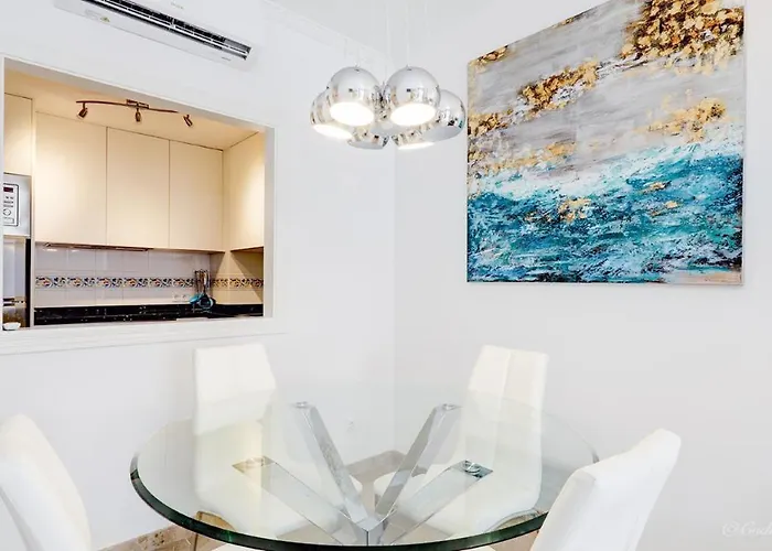 Cozy Overlooking Estepona's Marina! Daire *