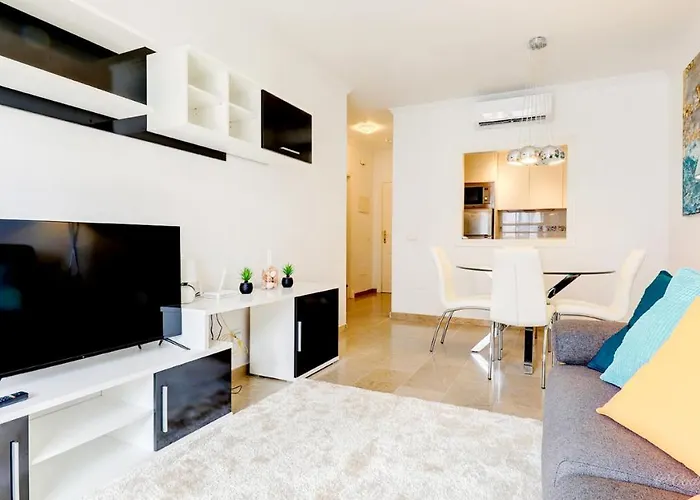 Cozy Overlooking Estepona's Marina! Daire Estepona