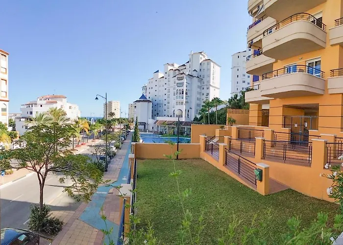 Cozy Overlooking Estepona's Marina! Daire Estepona