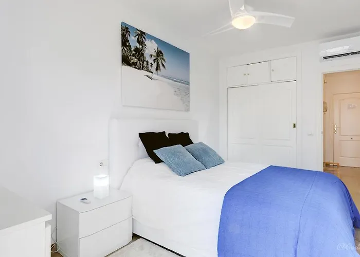 Cozy Overlooking Estepona's Marina! Daire